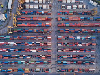 集装箱货船的空中俯视在城市城市进出口业务和物流国际货物.