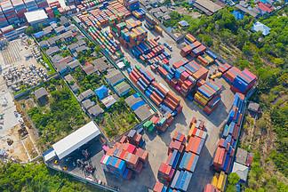城市进出口业务和物流国际货物中的集装箱货船鸟瞰图.