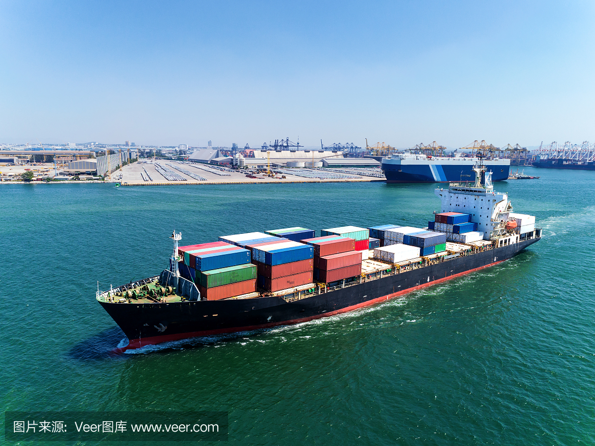 集装箱船在港口为物流进出口或运输的概念背景。