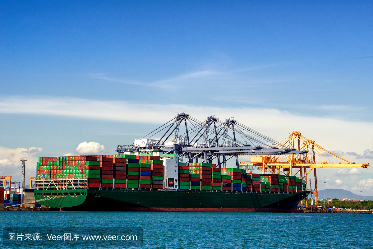 集装箱进出口及集装箱货轮的物流运输。海运货物到港由起重机,物流进出口和运输行业背景。
