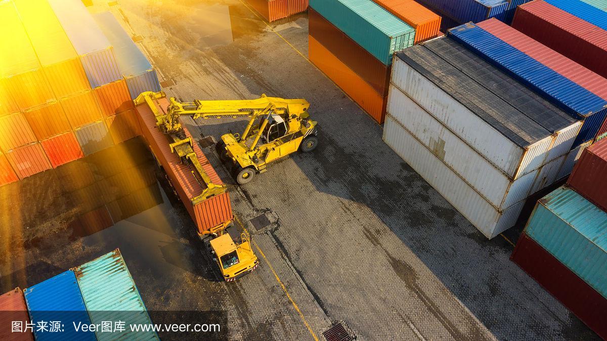 集装箱船在进出口业务和物流.用起重机将货物运到港口.国际水路运输.