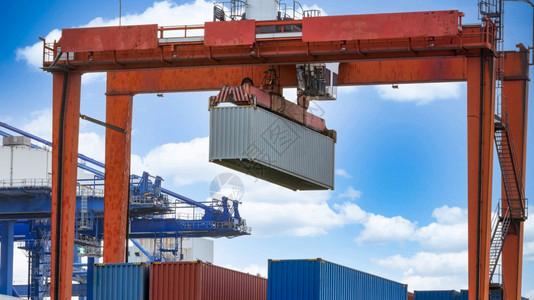 集装箱带工业起重机的货运船进出口业务中的集装箱船贸易放电技术图片